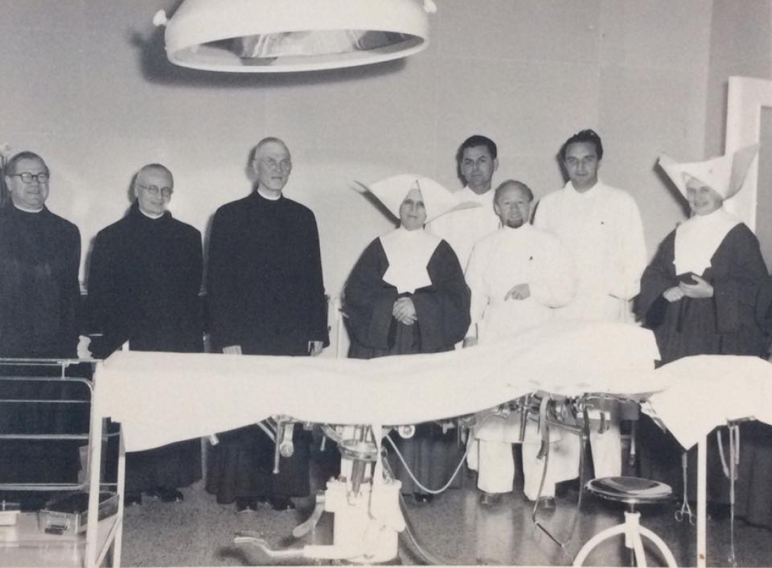 Krankenhaus (Spitalgasse / heute Dr.-Emmerich-Gyenge-Platz): Operationssaal mit Ärzten, Hl. Schwestern und Geistlichen - Romsdorfer/Henzmann/Slattery/Schwarz/Kiss/Sedlatschek/Sr. Armela/Sr.  Frideburga
