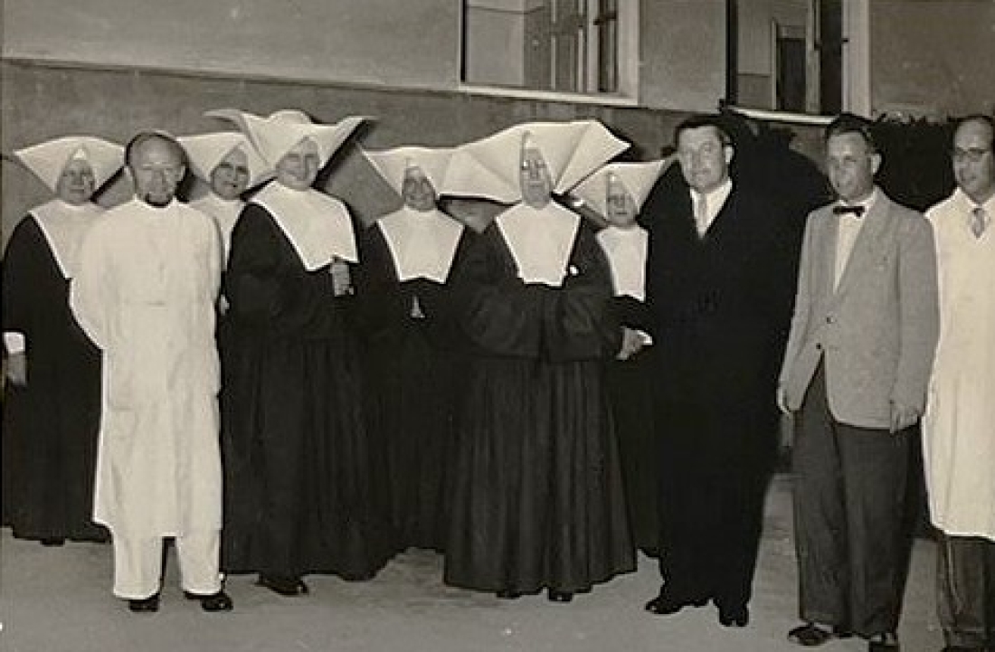 Krankenhaus: die Primaria Kiss und Lutz mit Generaloberin Schwester Franziska Lepicard und den im Haus tätigen Schwestern der Vincentinerinnen