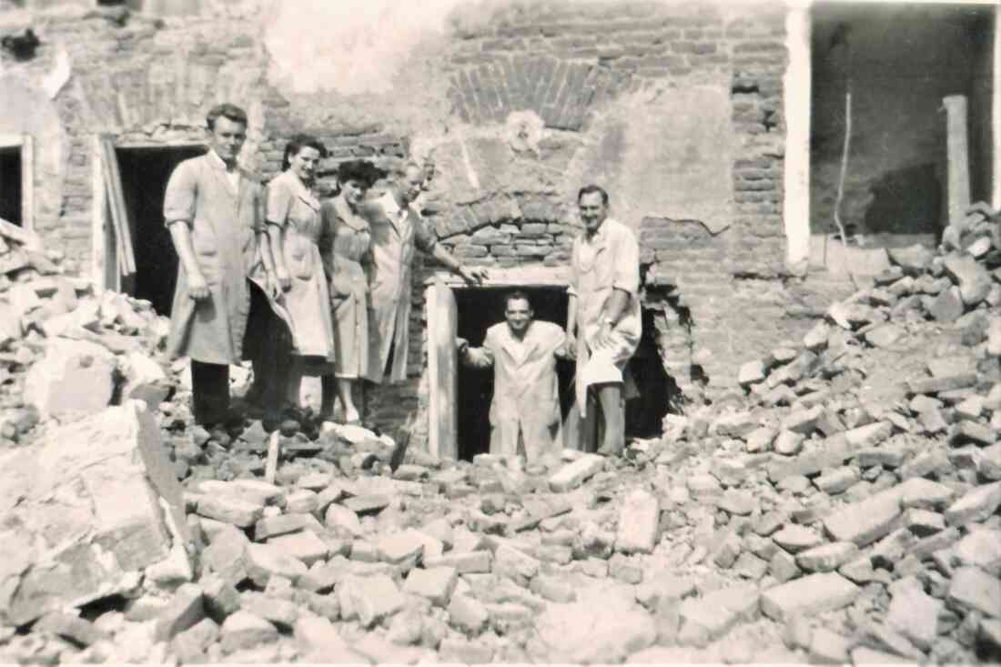 Die Mitarbeiter des Konsums bei letzten Räumungsarbeiten der ehemaligen Filiale (Hauptplatz 16 /Schulgasse 1) - Fürst/Wagner/Ritter/Volcic/Kalchbrenner/Puhr