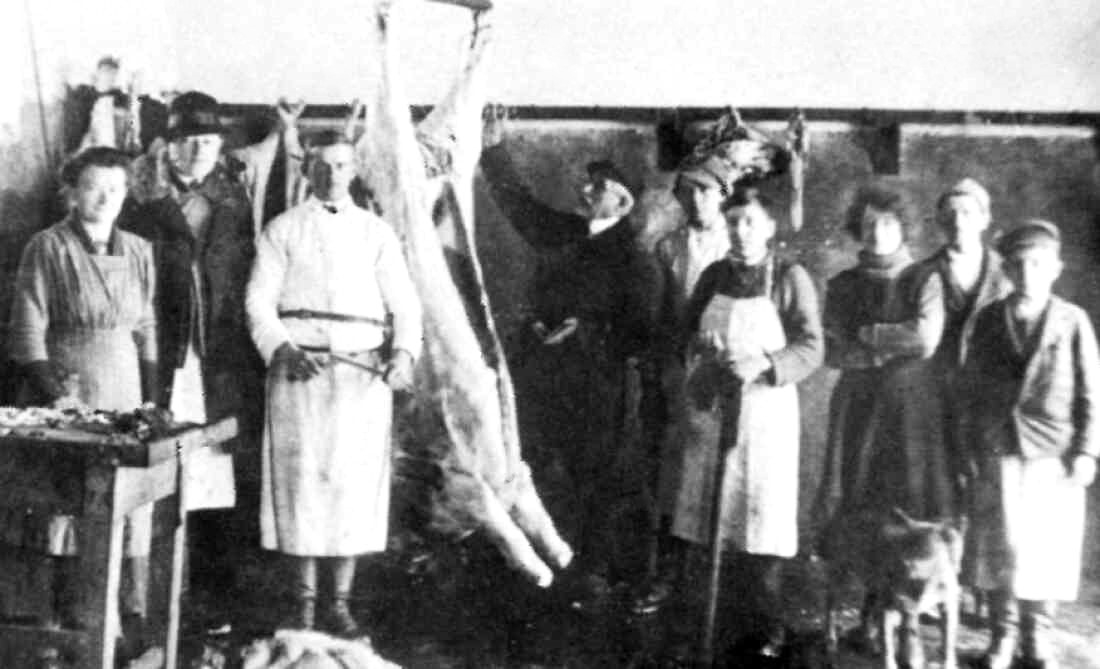 Jüdische Gemeinde: Rabbiner Dr. Felix Blau (*1861/+1935) beim Koscherstempeln