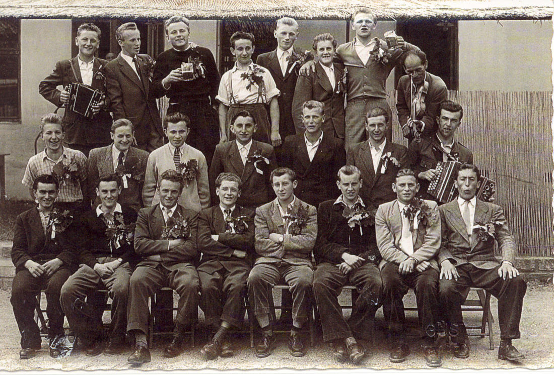 Musterung Jahrgang 1937 im Hof des Gasthauses Seper/Kirnbauer, Hauptplatz 2