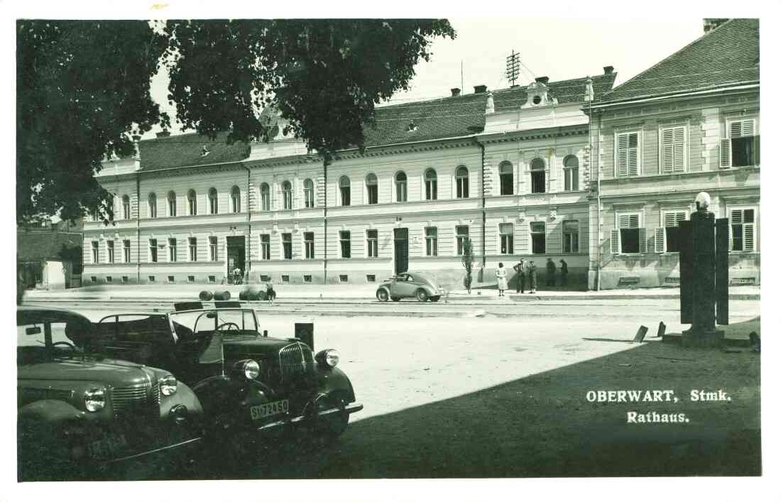 Blick über den Adolf Hitler Platz zur Nazi-Zeit (Hauptplatz) und zwei Autos auf das Rathaus: Oberwart - Steiermark
