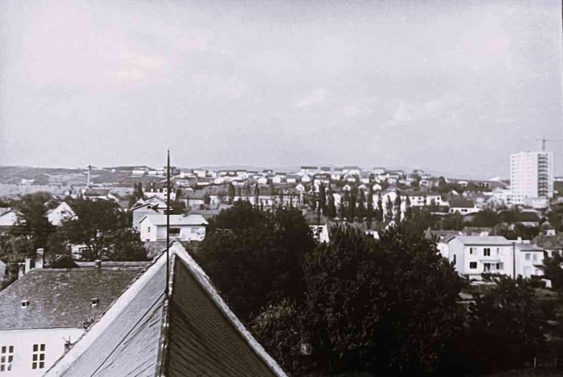 Blick vom reformierten Kirchturm gegen NO auf den Schuldenberg