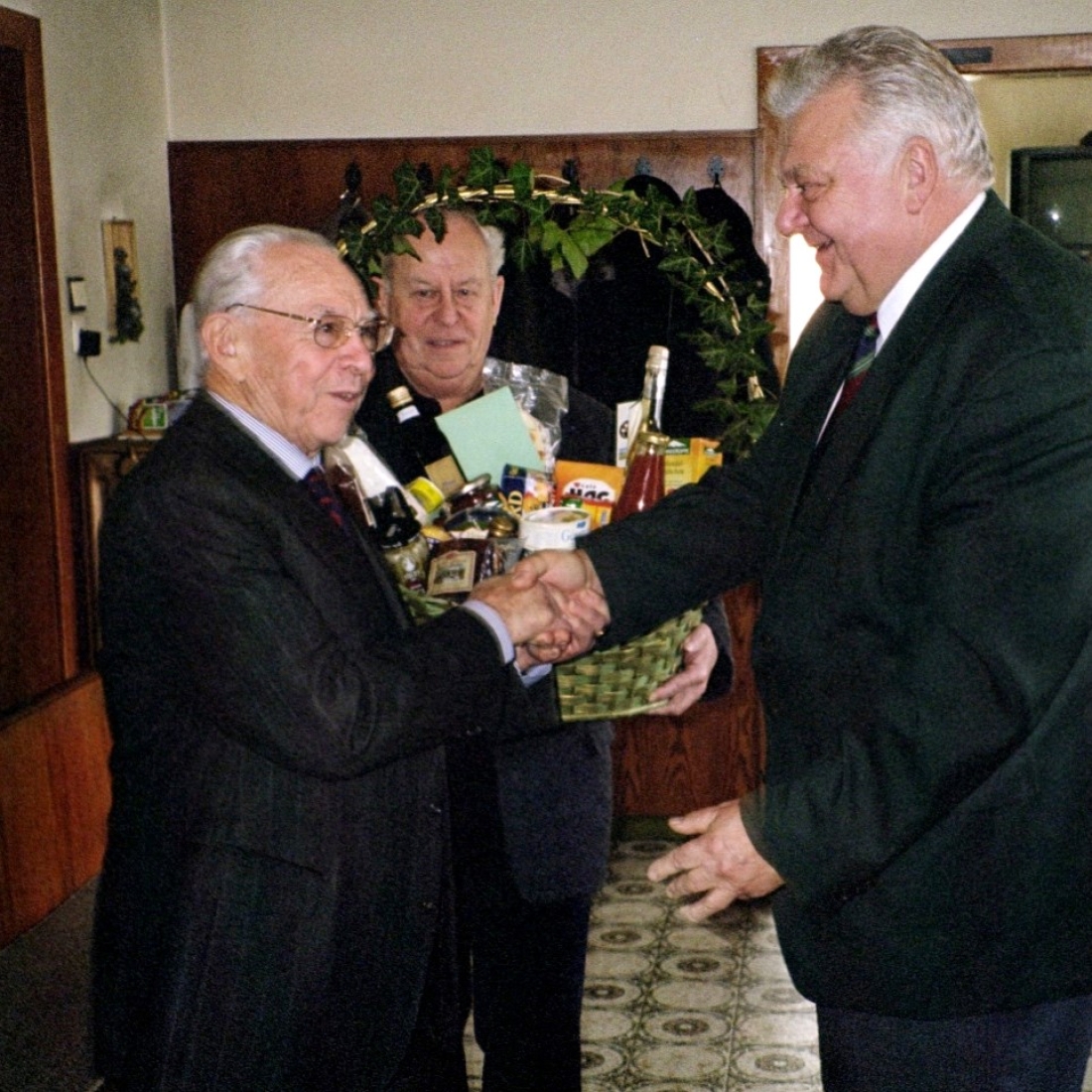 Kantorrunde: die "Dienstagsrunde" gratuliert Prof. Karl Messner (*1923/+2016) mit einem Geschenkkorb zu seinem 80. Geburtstag - Konrad/Pal