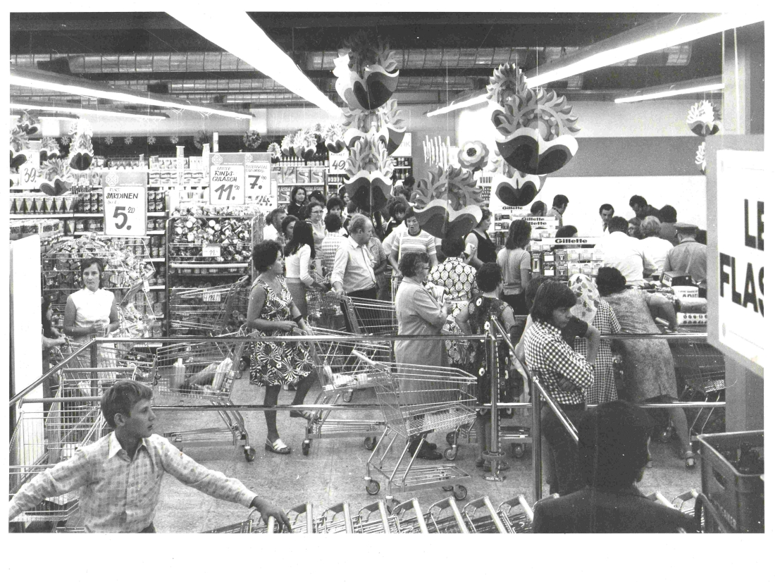 Eröffnungstag im neu errichteten COOP Markts der Konsumgenossenschaft - später Spar Markt (Wienerstraße 13)