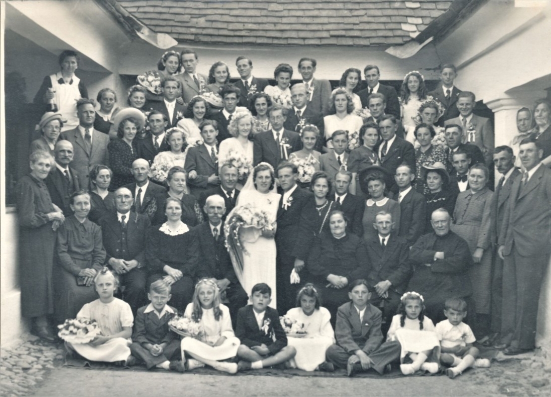 St. Martin: die Hochzeitsgesellschaft der Hochzeit von Maria Korbadits (*1926/+2014) und Julius Ratz (*1918/+1994)