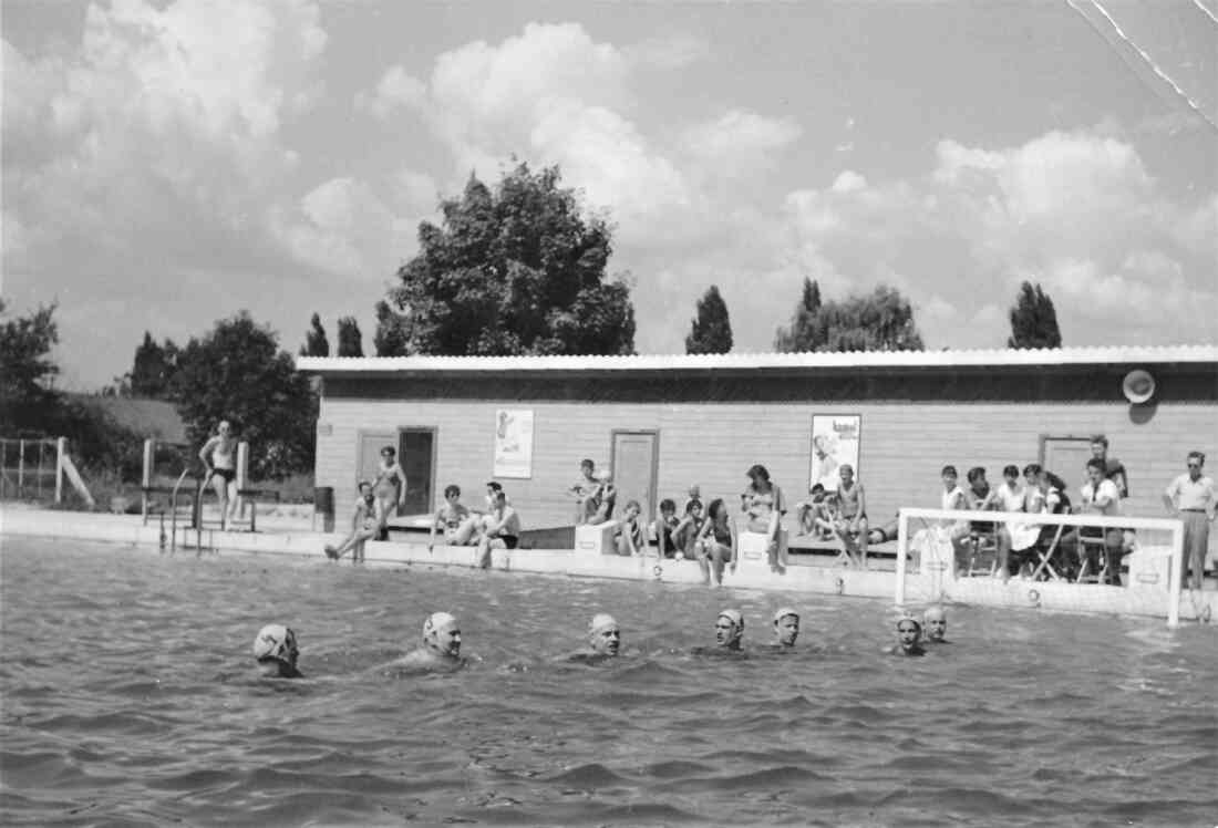 Freibad / Schwimmbad (Badgasse 6): ein Wasserballteam