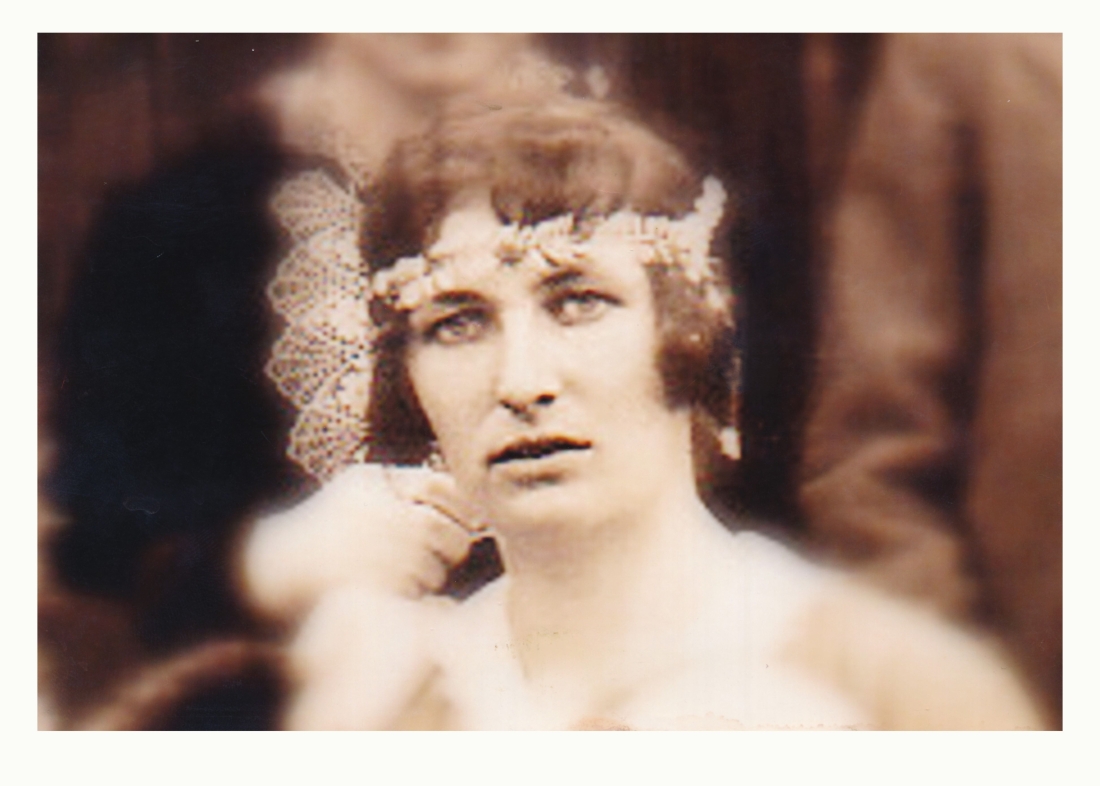 Juliana Steurer (geb. Luif, *1911/+1994) als Kranzlerin bei einer Hochzeit