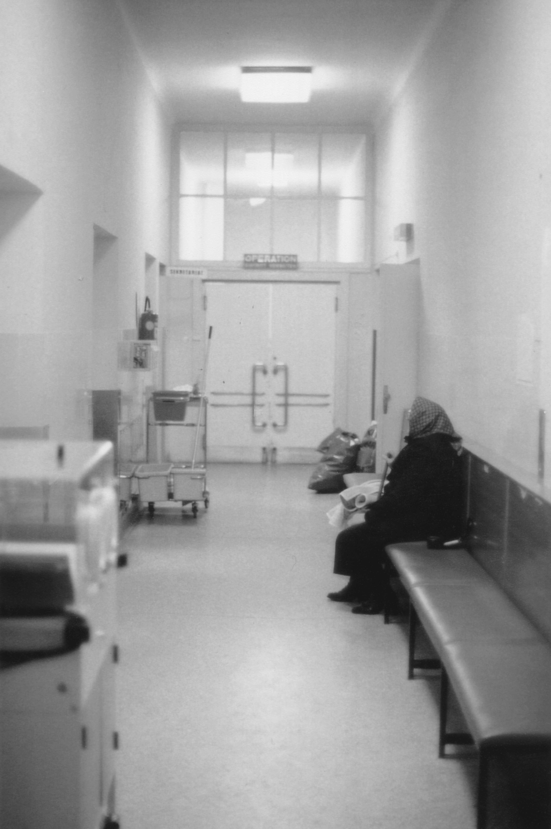 Krankenhaus (Spitalgasse / heute Dr.-Emmerich-Gyenge-Platz): Wartebereich vor Sekretariat und Operationssaal
