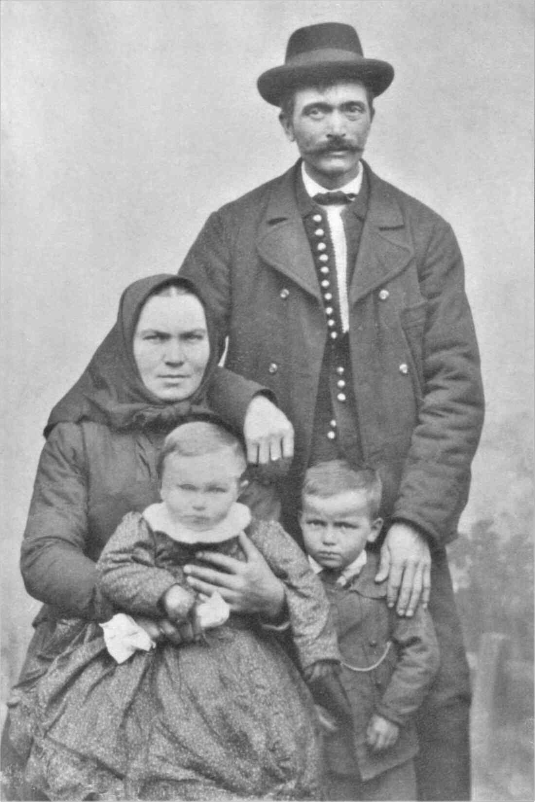 Julianna (geb. Baliko, *1874/+1963) u. Alexander (*1864/+1935) Seper mit Kindern - Johann Straußgasse 42 - Portrait