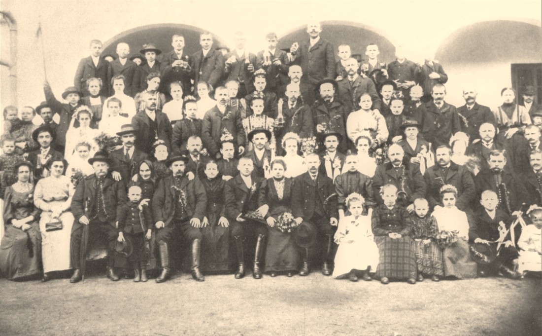 Volkskundlich bedeutendes Hochzeitsfoto: die Hochzeitsgesellschaft