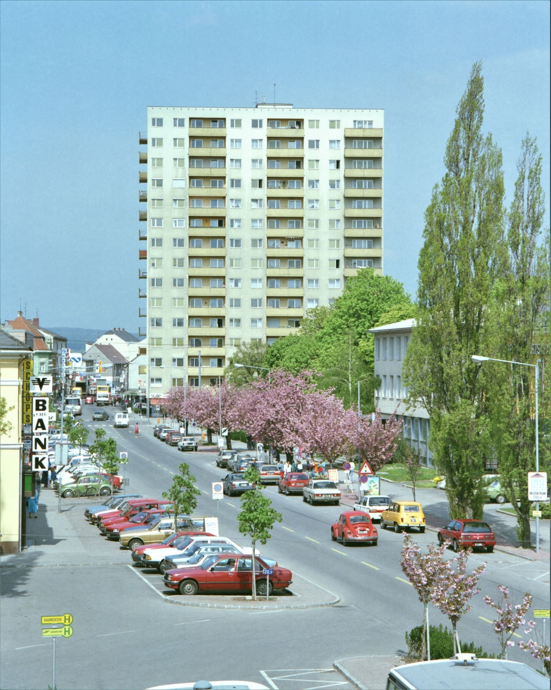 Hauptplatz mit Blick auf das Hochhaus