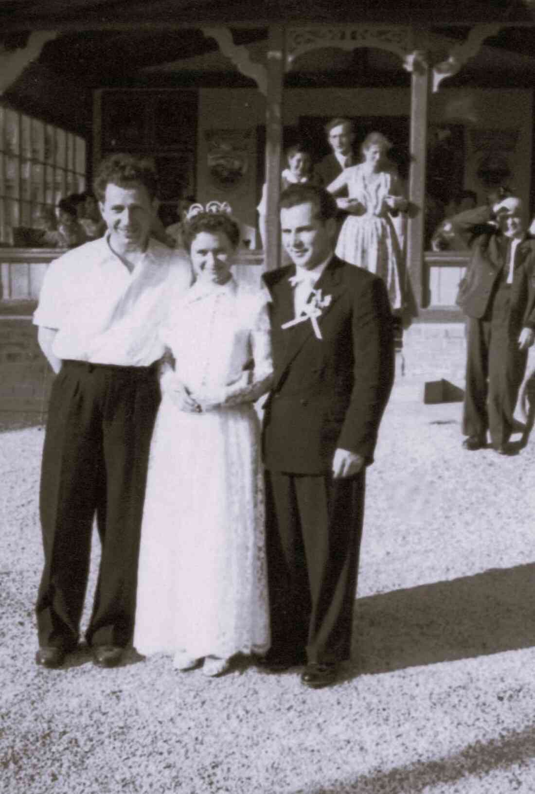 Das Hochzeitspaar Margaretha Simkovits und Stefan Miertl mit Bruder Otto Miertl - Gasthaus Fromwald / Bad Fischau