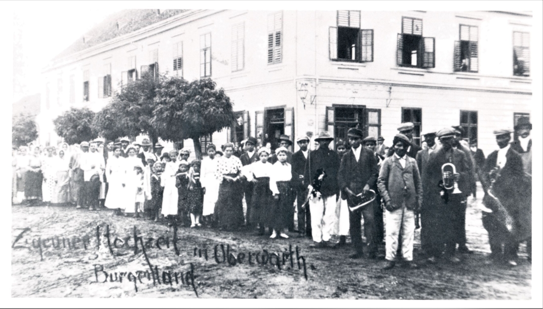 Roma: "Zigeunerhochzeit" vor dem Haus Wienerstraße 2 (heute das Hochhaus)