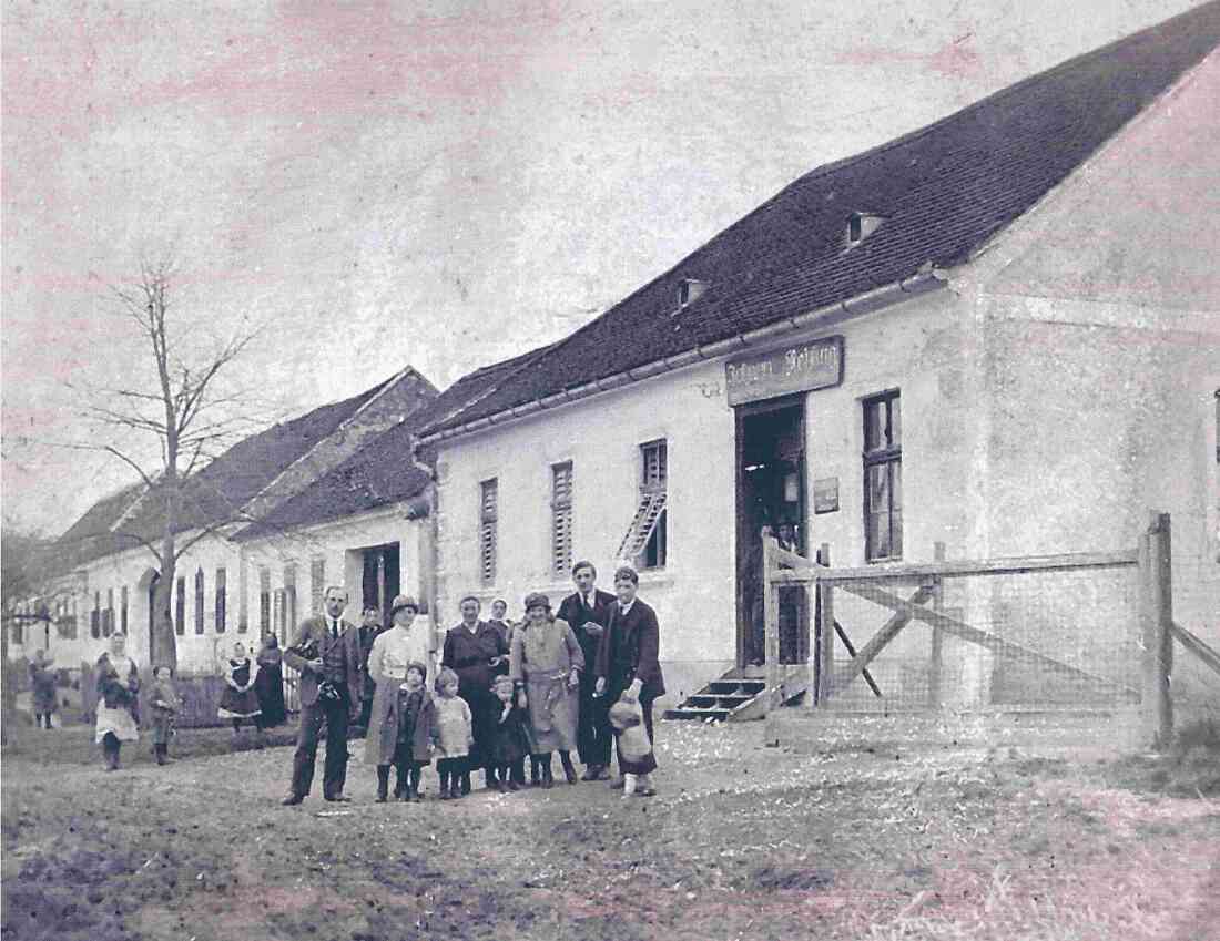 St. Martin: Gasthaus Josef Rehling in der Peschka - davor Familie Rehling