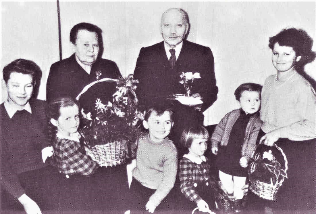 Familienfoto anlässlich der Goldenen Hochzeit: Kurator der evang. Pfarrgemeinde Josef Kasper mit Gattin Wilhelmine (geb. Hermann)