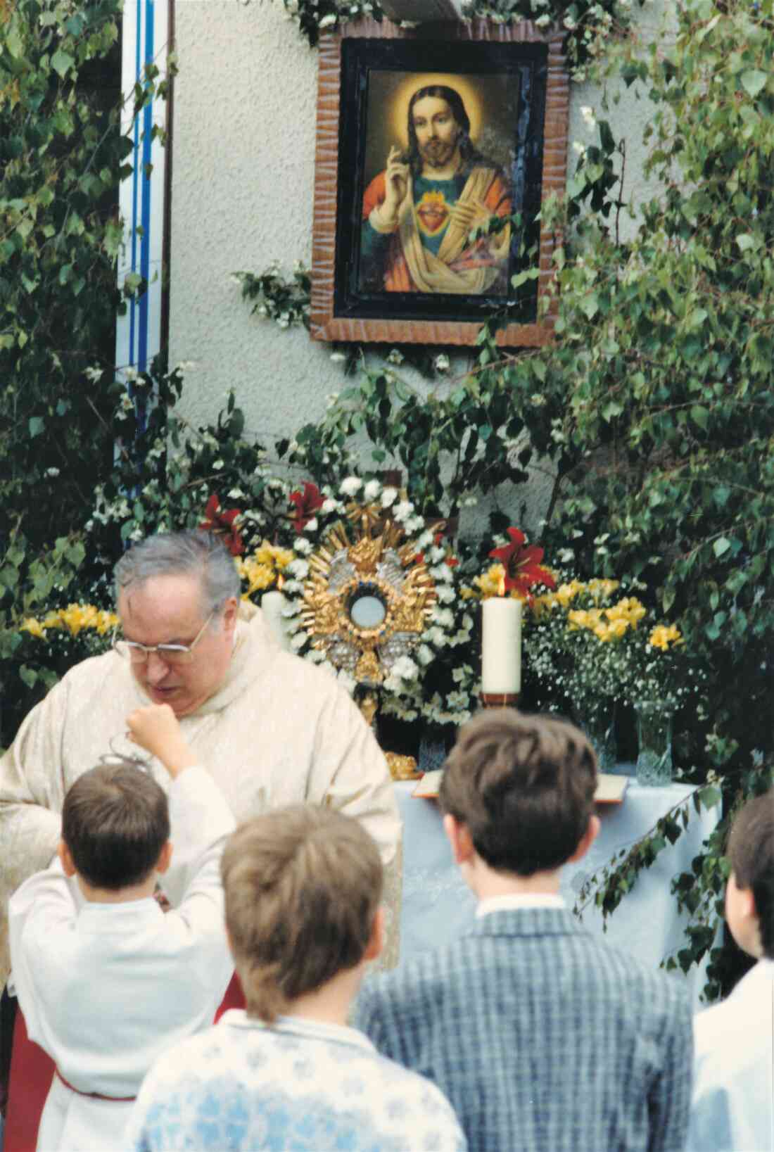 Röm. kath. Pfarre: Fronleichnamsprozession - Pfarrer Schwarz vor dem Altar beim Haus Arth (Steinamangererstraße 68)
