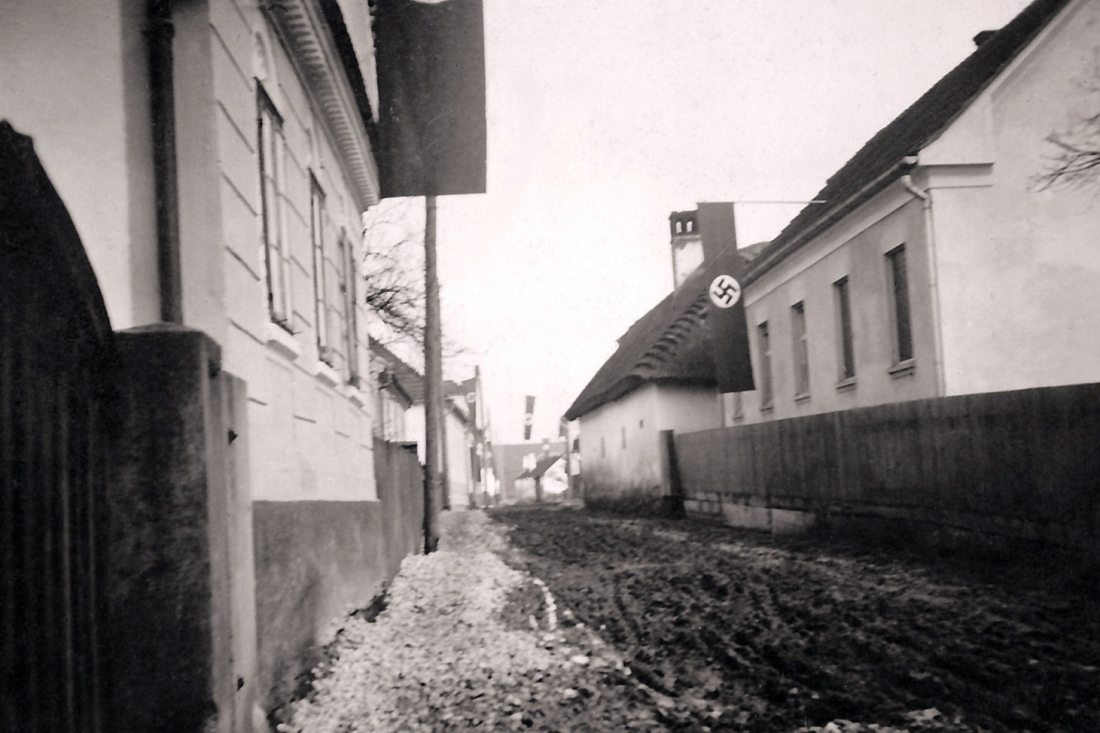 Blick gegen NO in die Bradergasse (Johann Straußgasse) zur NAZI-Zeit, reich beflaggt mit Hakenkreuzfahnen