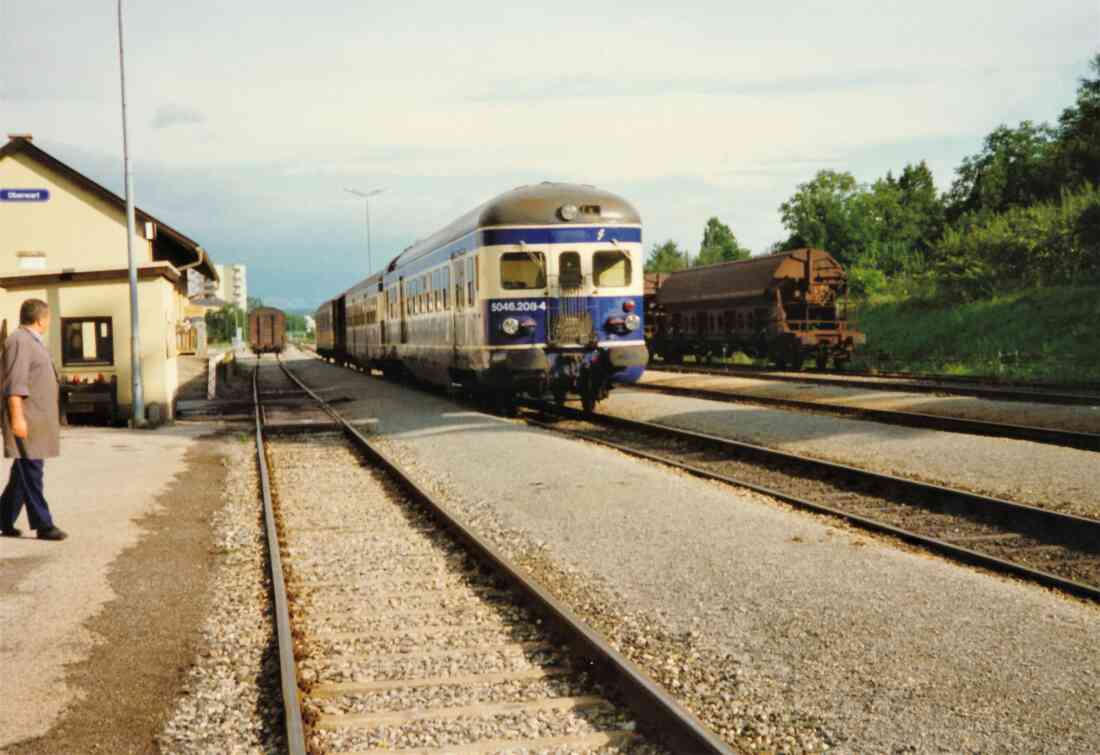 Bahnhof: Der "Blaue Blitz" ist eben eingefahren