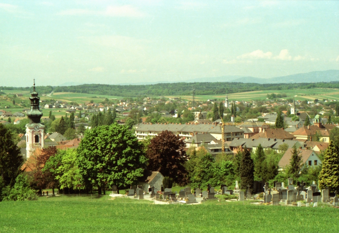 Blick über einen Teil des kath. Friedhofs gegen Westen und die drei Kirchen