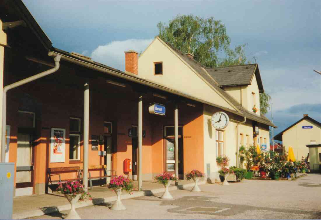 Bahnhof: das Stationsgebäude von der Bahnhofsseite aus