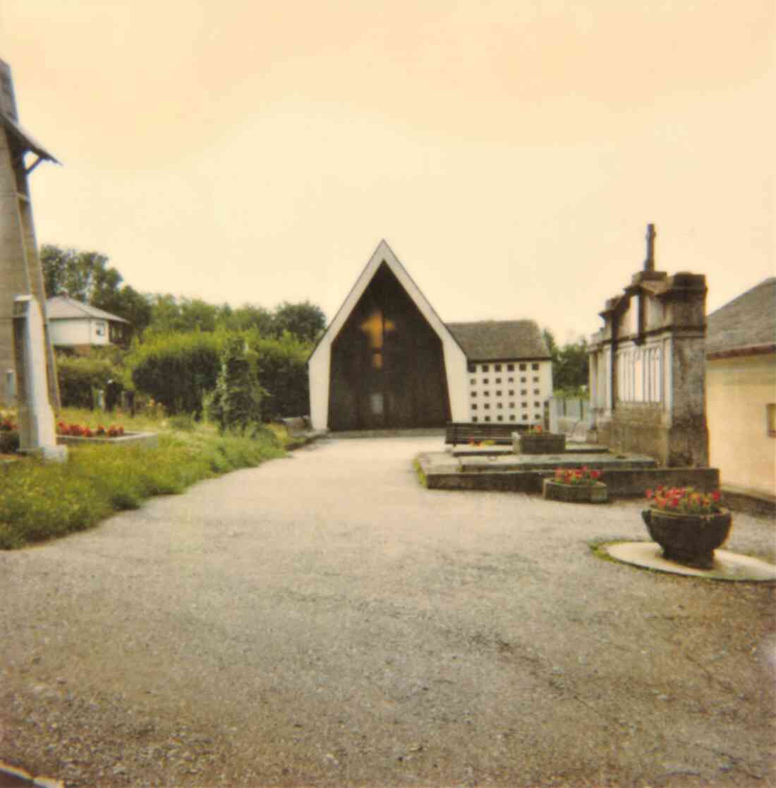 Evang. Pfarrgemeinde AB: Aufbahrungshalle am Friedhof