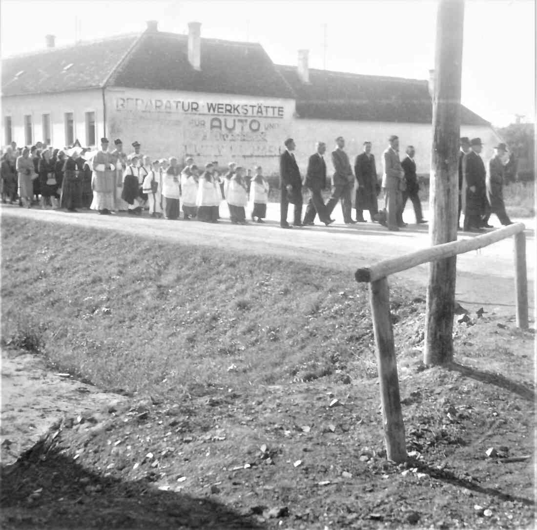 Sogenanntes "Rotes Kreuzes": Weihe (vor Wienerstraße 51)