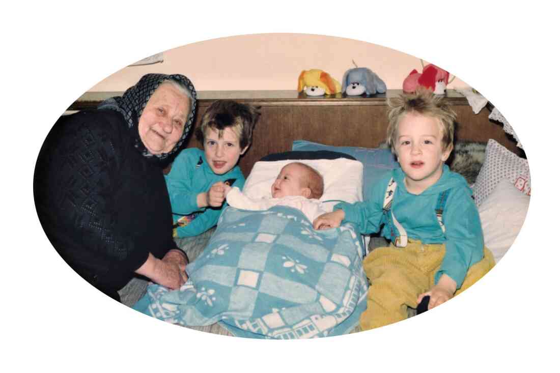 Nagymama Ida Seper (geb. Baliko, *1907/+1999) mit ihren Urenkeln