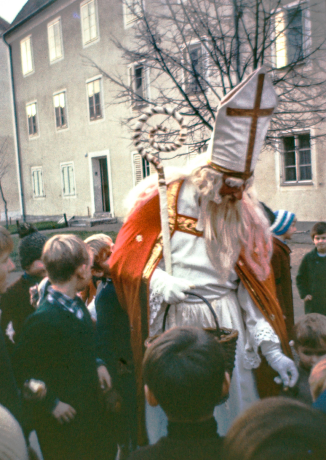 Der Nikolaus - Johann Kramer - unterwegs in der Südtirolersiedlung - Andreas-Hofer-Gasse