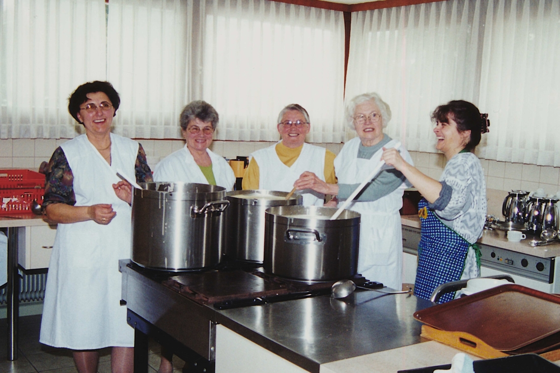 Röm. kath. Pfarre: die Köchinnen der Fastensuppe im Jahr 2000 - Krutzler/Wagner/Samer/Lorenz/Muth