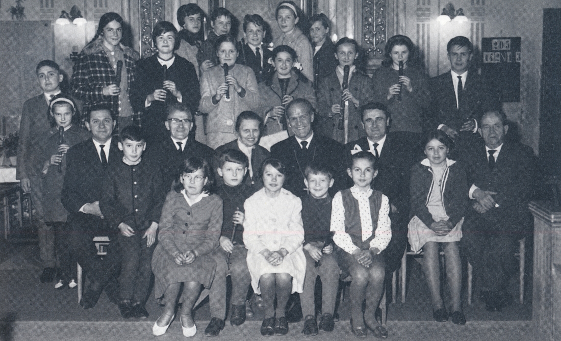 Evang. Pfarre AB: Gruppenbild anlässlich der 18. Evang. Woche 1970 mit Bischof Eichele und Jugendlichen des Flötenchors