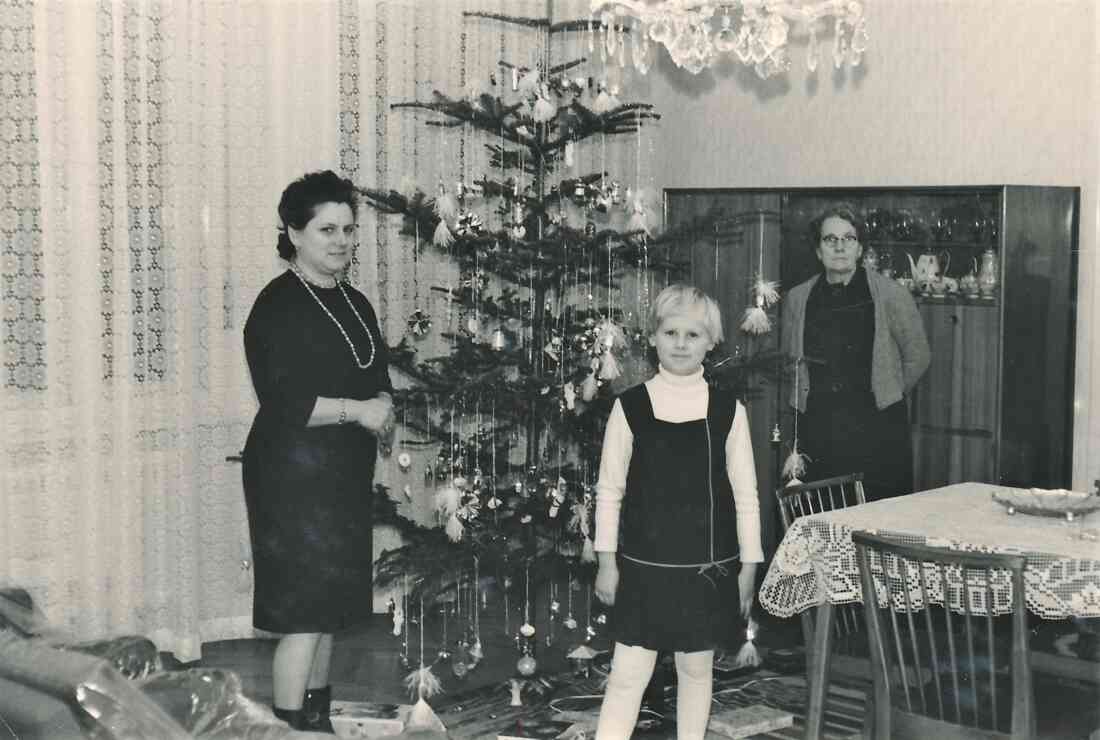 Weihnachten 1968: vor dem Christbaum im Hause Blach (Hauptplatz 7)