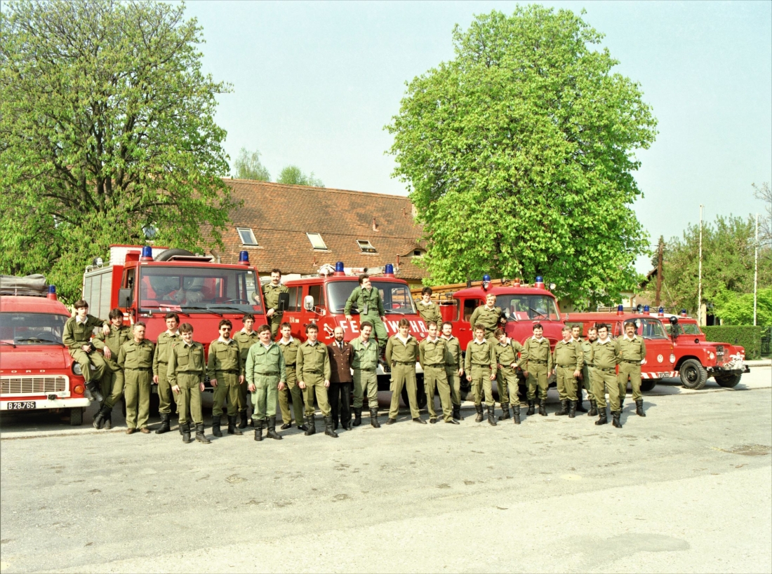 Stadtfeuerwehr: Mannschaftsfoto mit Fuhrpark