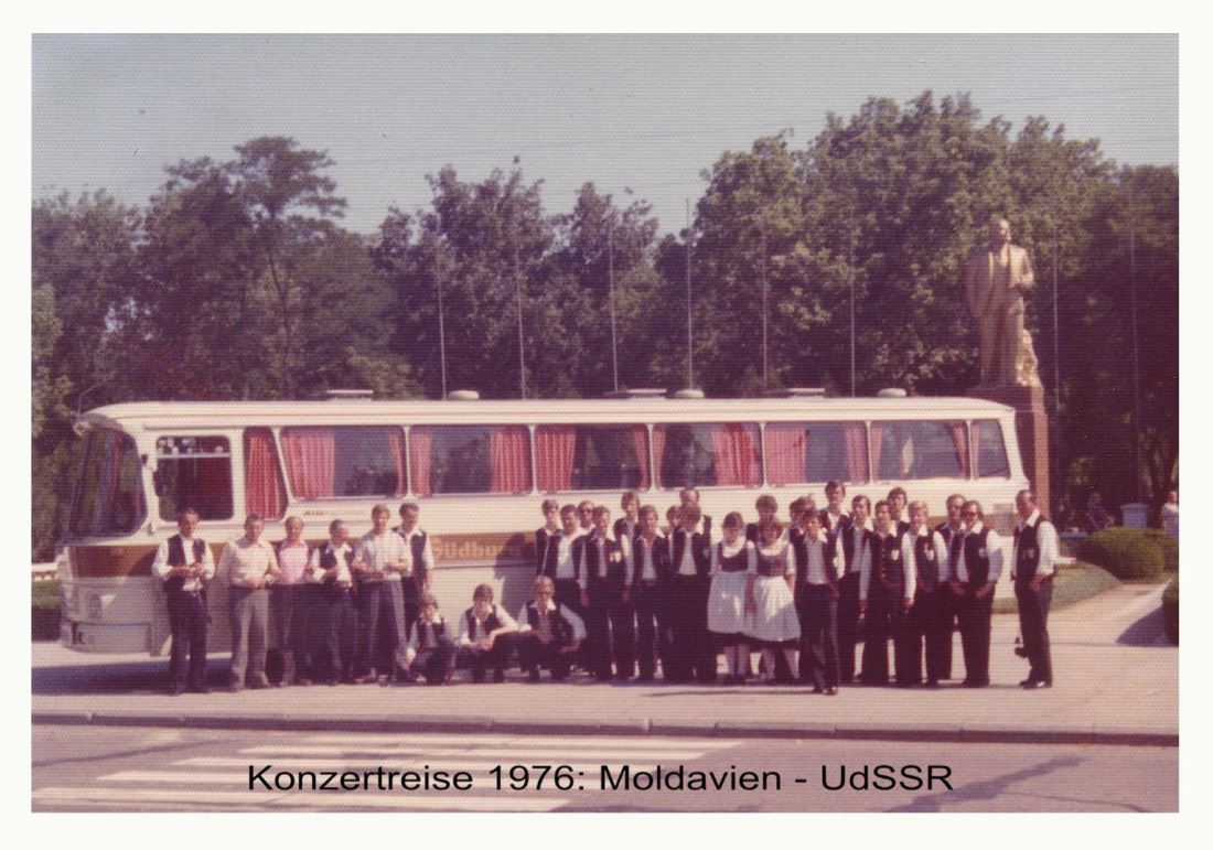 Stadtkapelle: Gruppenfoto im Zuge der Konzertreise nach Kischinow (Moldawien/UdSSR) mit dem Bus der Südburg
