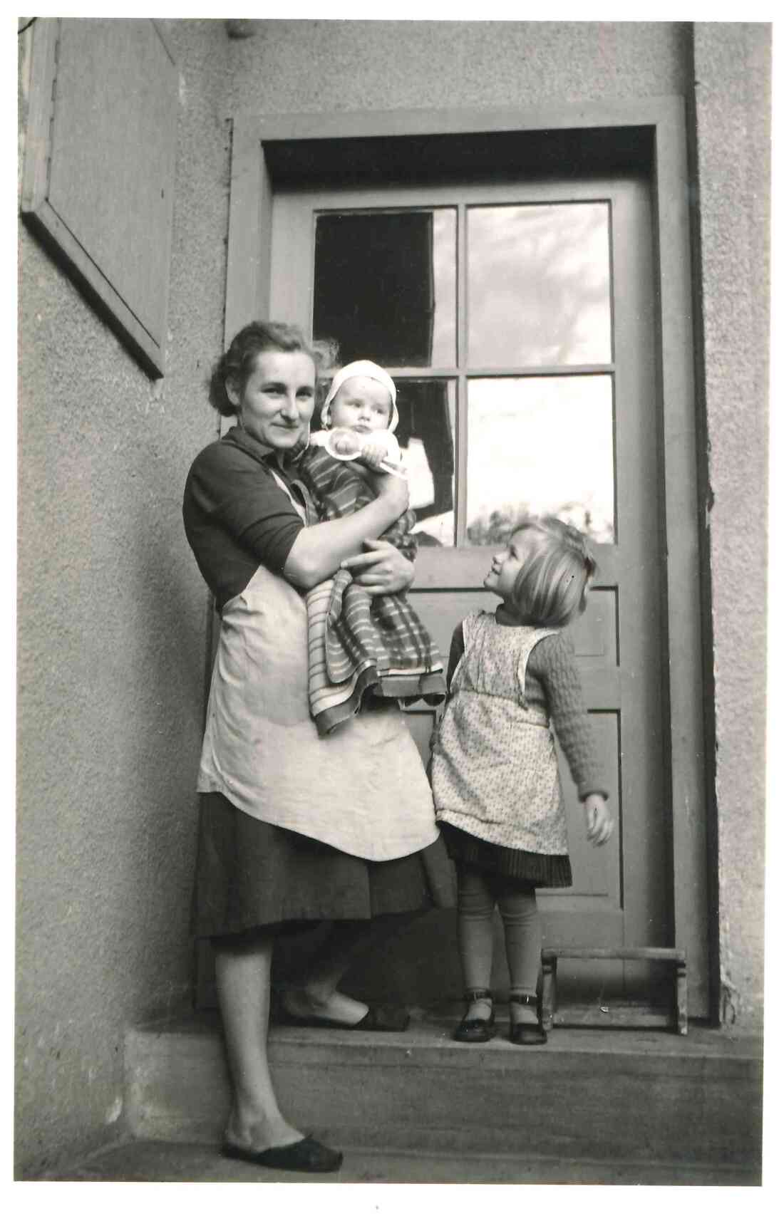 Mama Isabella Muth (geb. Benkö) mit ihren beiden erstgeborenen Kindern Elisabeth und Wickerl (Eichendorfgasse 17)