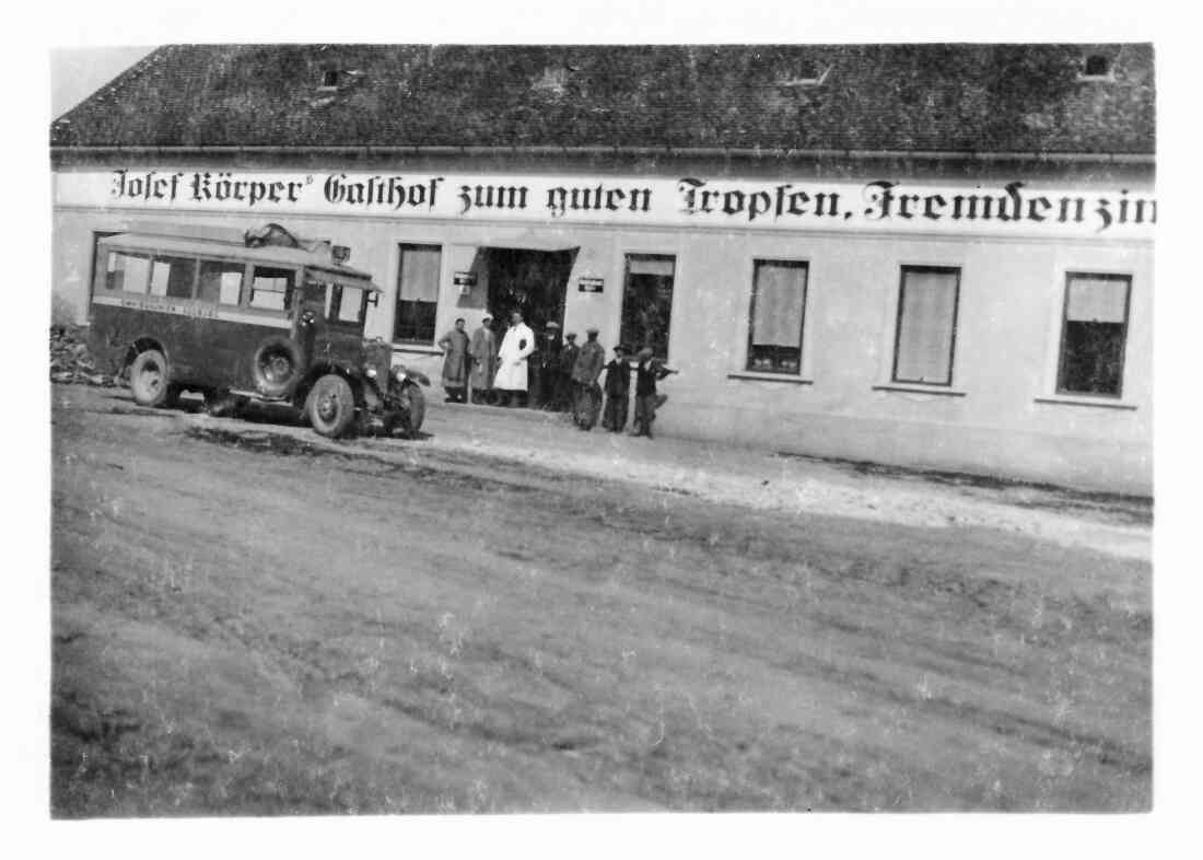 Südburgchauffeuer Johann Ruzsa mit seinem Wagen der Linie 4 vor dem Gasthof Körper in Deutsch Schützen