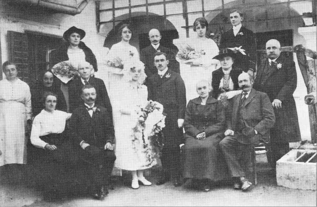 Die Hochzeitsgesellschaft der Hochzeit von Irene Wehofer (*1901/+1986) und Oberlehrer Josef Pleyer (*1896/+1949)