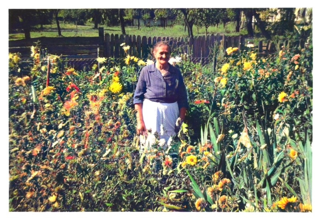 Rosalia Oswald (geb. Seper, *1901/+1979) - Am Telek 59 in ihrem Garten