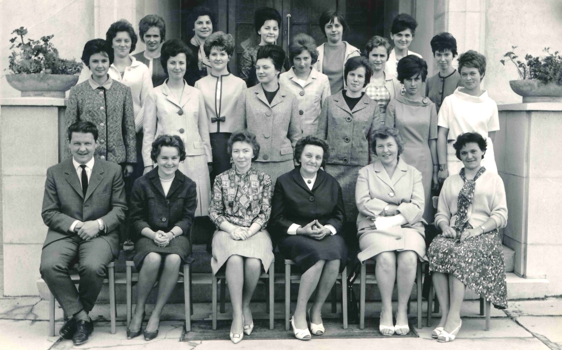 HBLA: Abschlussfoto der Nähfachschule (Schrammel/Messner/Friedl/Stubenvoll/Schermann/Györög/Oswald)