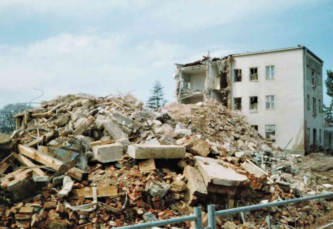 Abriss des alten Krankenhauses (Spitalgasse / heute Dr.-Emmerich-Gyenge-Platz): nur noch der NW-Gebäudeteil steht