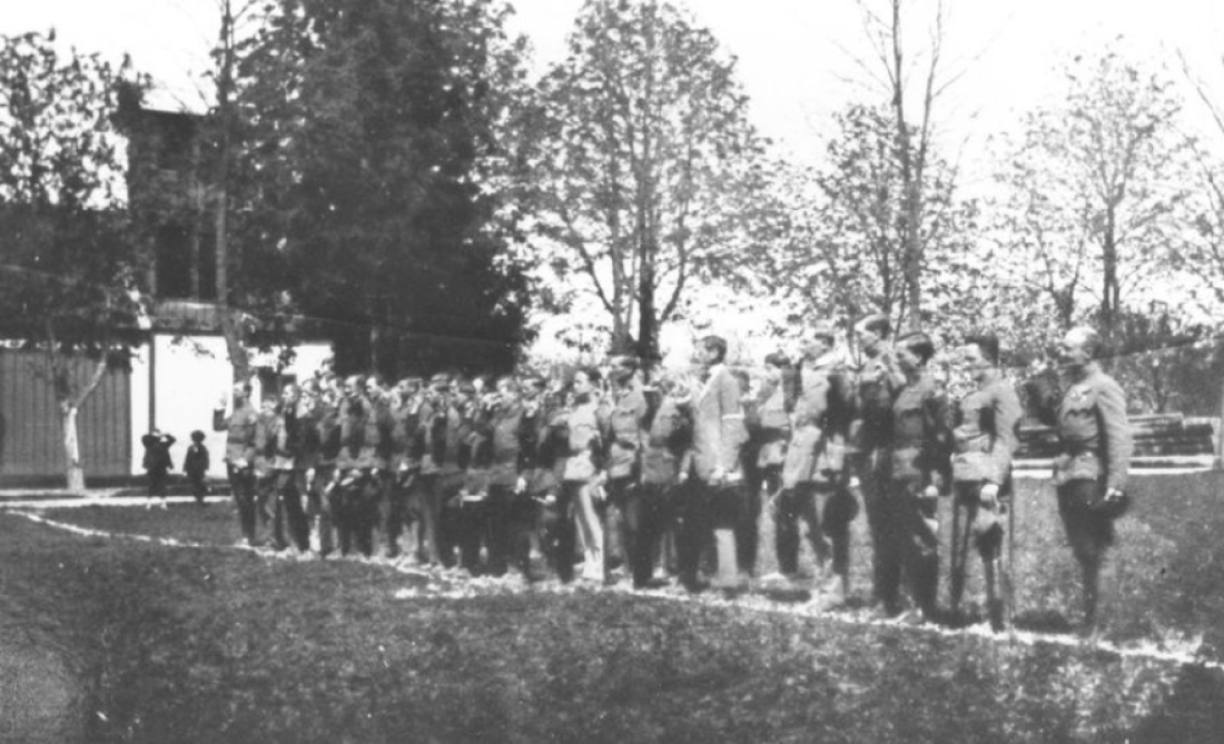 Heimwehr auf einer Wiese beim Bahnhof