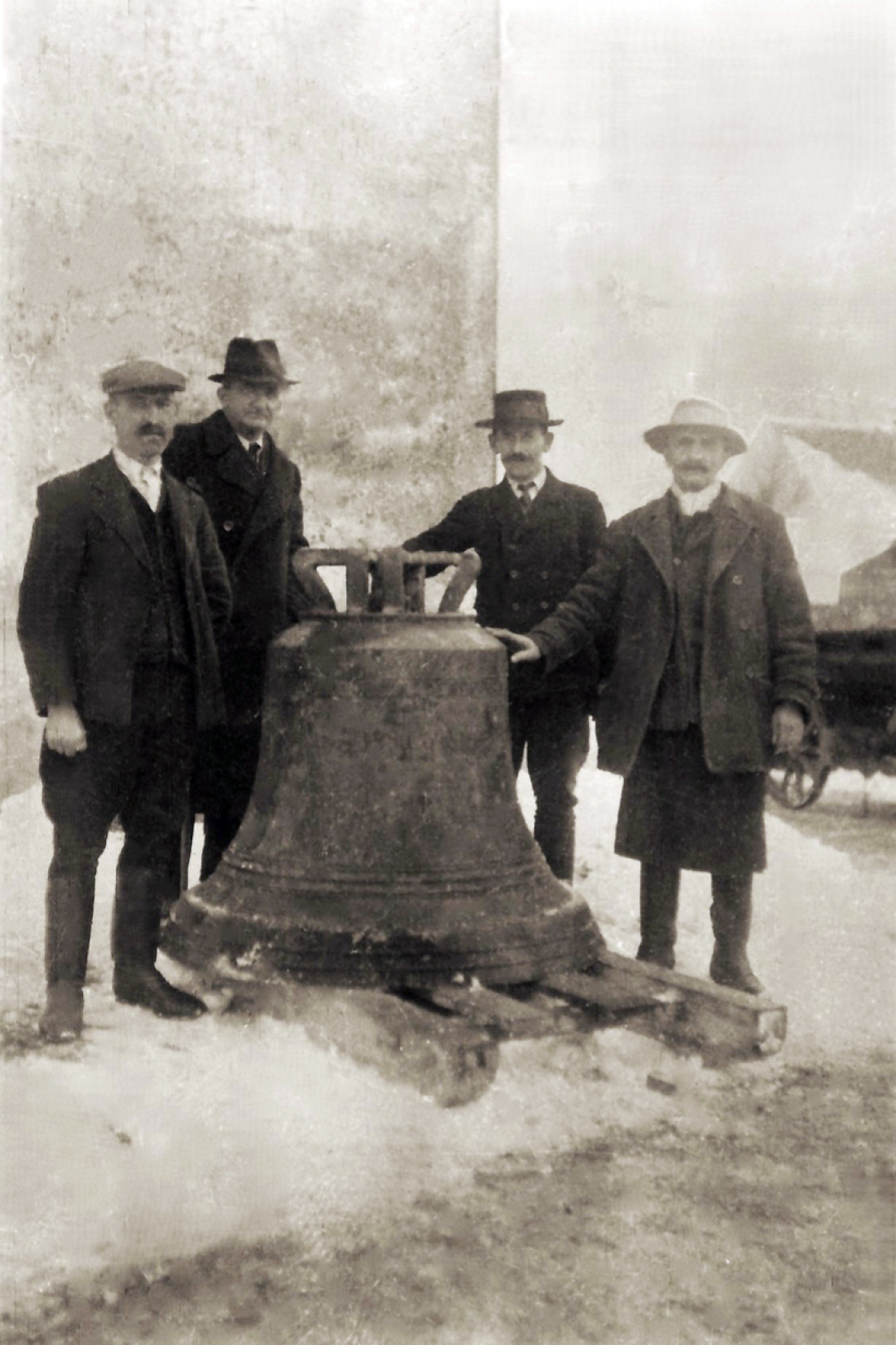 Reformierte Pfarrgemeinde: 1942 - Abnahme einer Glocke während des 2. Weltkriegs  (Osvald/Farsky/Merth/Sisko)