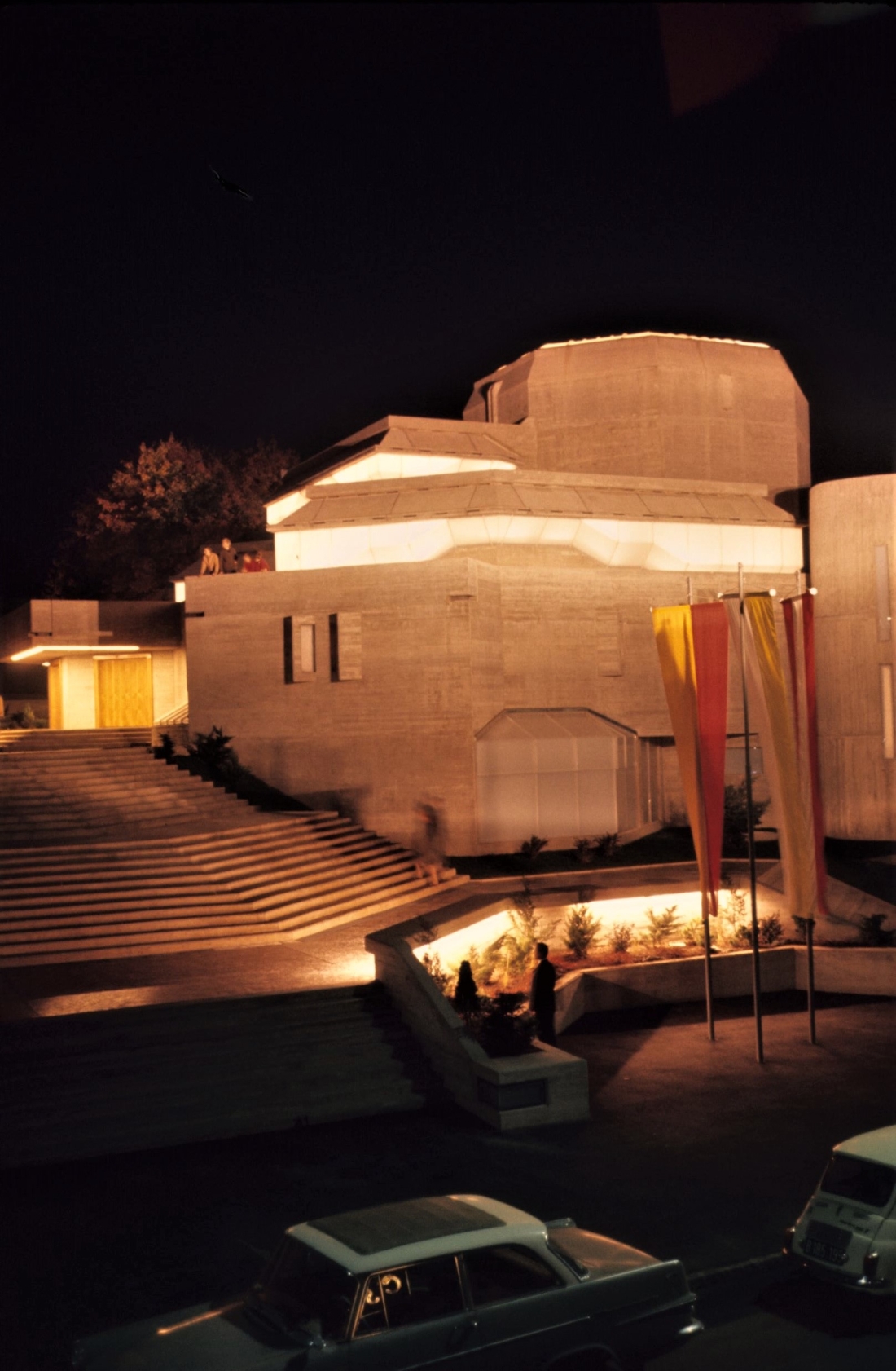 Die neue röm. kath. Osterkirche am Abend der Weihe