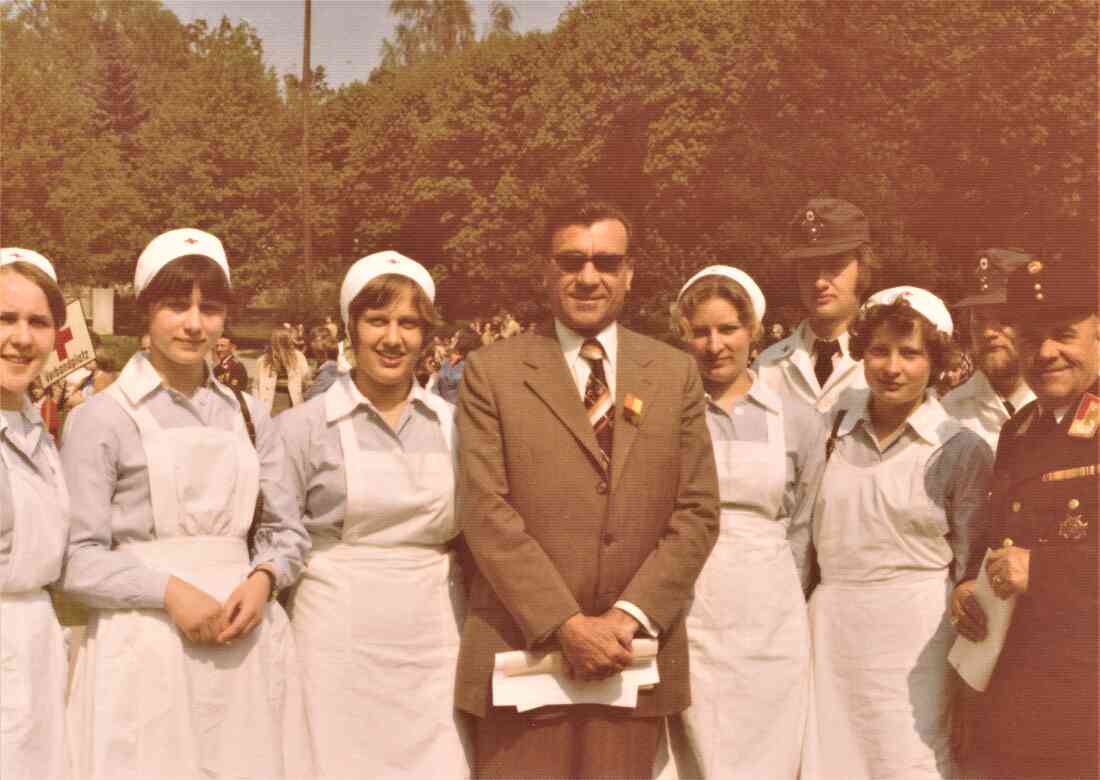 Rotes Kreuz: Gruppenbild von Freiwilligen mit LR Rudolf Grohotolsky und Landesfeuerwehrkommandant Ladislaus Widder - Benedek/Racz/Seper/Grohotolsky/Jaric/Imre/Böcskör/Gollacz