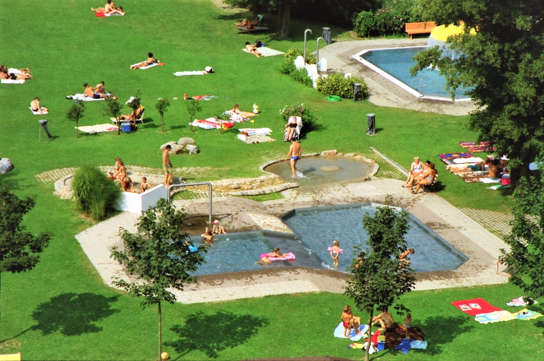 Blick auf das Kinderbecken im Freibad (Badgasse 6)
