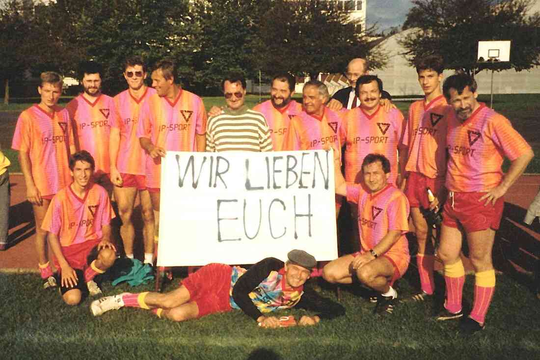 Röm. kath. Pfarre: Fußballspiel des erw. Pfarrgemeinderats unter dem Thema "Wir lieben euch" gegen die Kollegen aus Pinkafeld