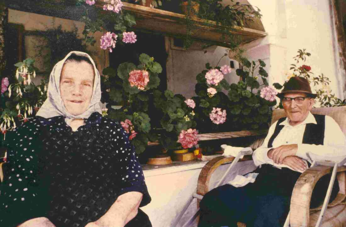 Das Ehepaar Sofie (*1907/+1990) und Ludwig (*1905/+1988) Seper im Hof des Hauses Falkengasse 9