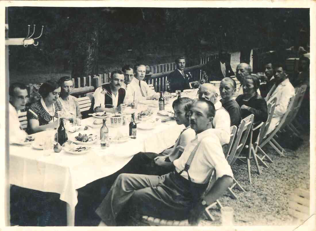 Hochzeitsgesellschaft Johann Böcskör (*1911/+1998) und Elsa Benkö (*1925/+2005) im Garten des Gasthauses in der Warthenau, nahe dem Wächterhauses 14 (OW 652 / heute Parkplatz gegenüber Augasse 4)