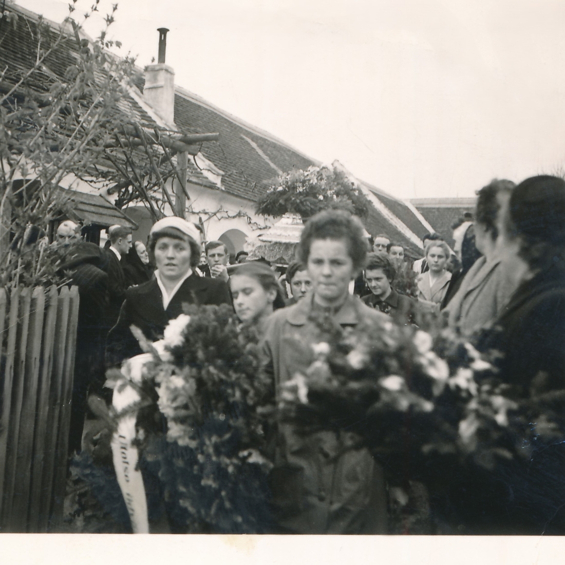 Begräbnis Josef Gaal (*1915/+1957) nach der Hausaufbahrung im Elternhaus OW 39 / Steinamangererstraße 103