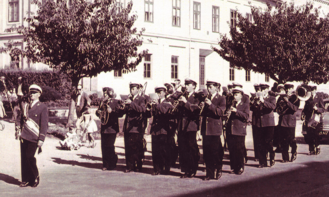 Stadtkapelle Oberwart: Marschformation vor dem Gebäude der BH - Oberwart